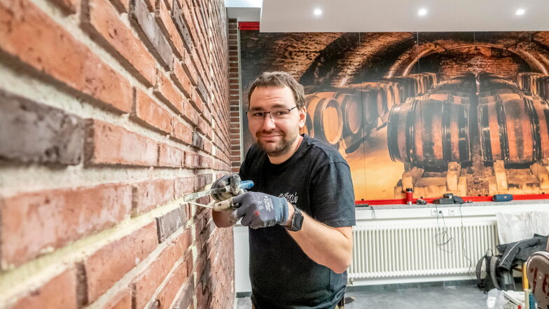 Philipp Taubert von der Firma Furnsign gestaltet die neue Weinloge des Riesaer Sachsenarena-Balkons.