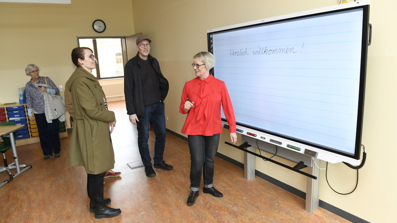 Christina Busse, Lehrerin einer 3. Klasse, führt Besuchern die digitale Tafel vor. Alle Klassenzimmer wurden mit diesen modernen Geräten ausgestattet.