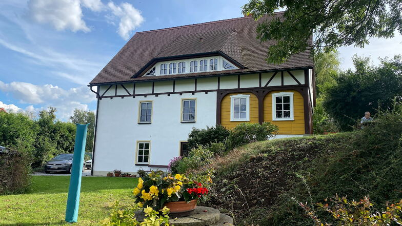 Das neu gebaute Umgebindehaus in Hörnitz unterscheidet sich von seinen historischen Vorbildern durch die Proportionen. Baurechtliche Vorgaben über Mindesthöhen in Wohnräumen machen das erforderlich.