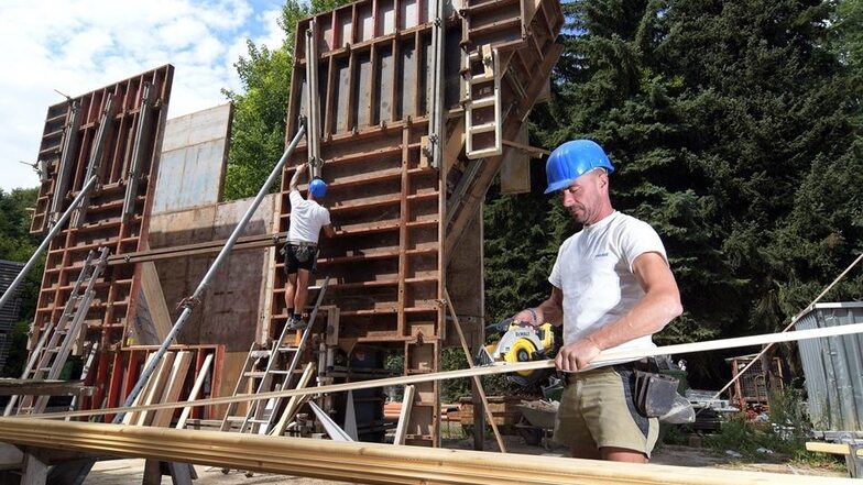 Danny Irmscher und Christian Kahlert hatten die Schalung für den Pfeiler schon im Bauhof der Firma Baulogistik Döbeln vormontiert.