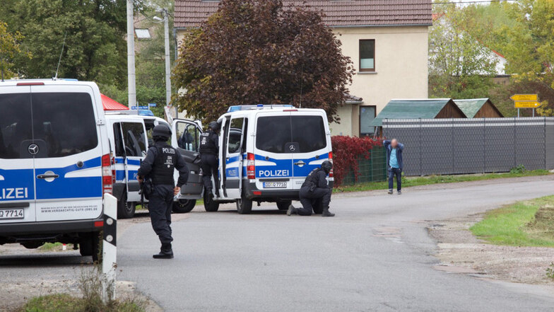 In Gollma bei Landsberg wurde ein Bus umstellt. Die Berichte zu einer Festnahme können nicht bestätigt werden.