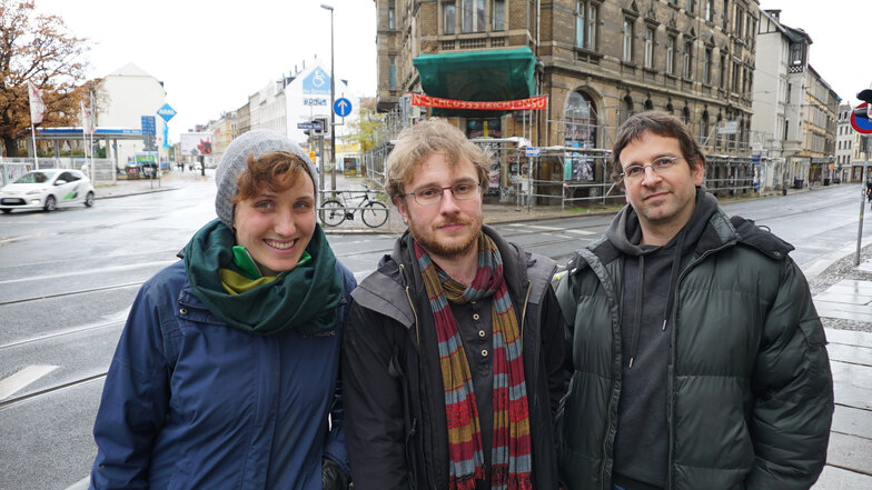 Laura Röllmann, Tobias Bernet und Dirko Goebel (v.l.nr.) vor ihrem Haus in Leipzig.
