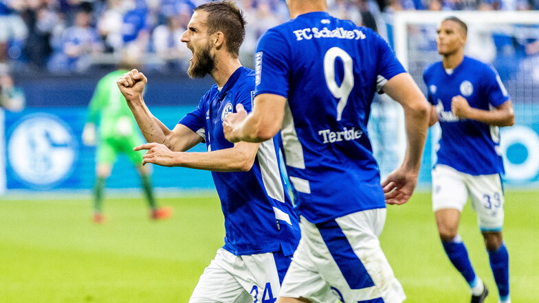 Schalkes Dominick Drexler jubelt mitSimon Terodde (M) nach dem Treffer zum 1:0.