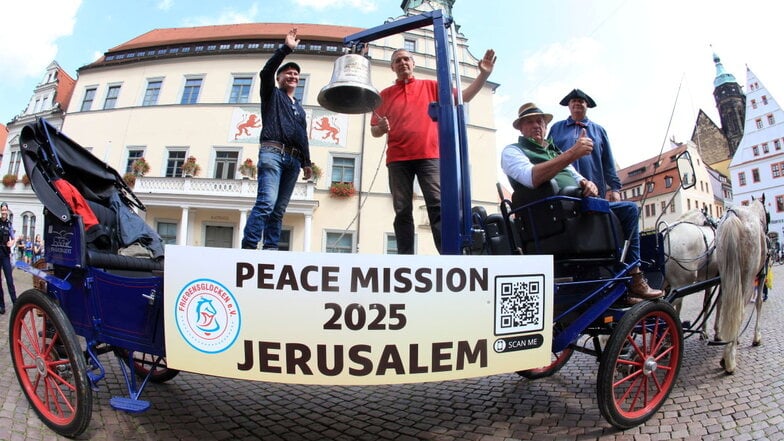 Zwischenstopp in Pirna: Der Friedenstreck "Eine Glocke für Jerusalem" rollte bei seiner Generalprobe durch die Stadt.