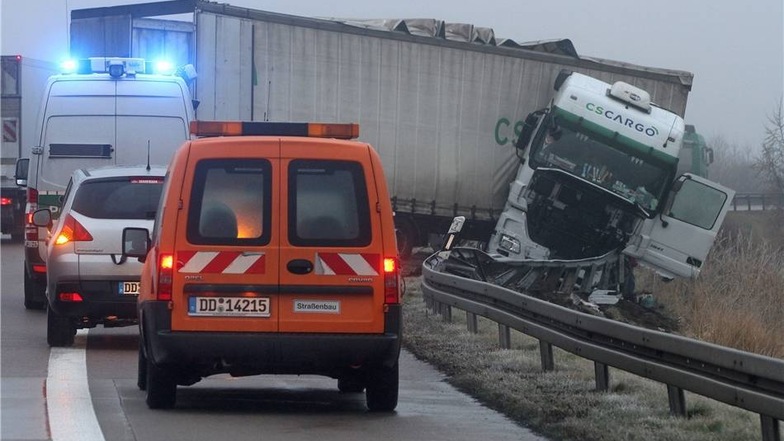 Die Polizei geht davon aus, dass die Räumungsarbeiten bis in den späten Nachmittag andauern.