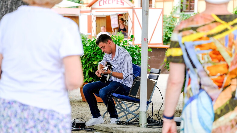 Hat endlich wieder Live-Auftritte: Gitarrist und Komponist Julian Wolf spielte am Sonntag im Rahmen der Weinberg-Kultour auf dem Weingut Hoflößnitz in Radebeul.