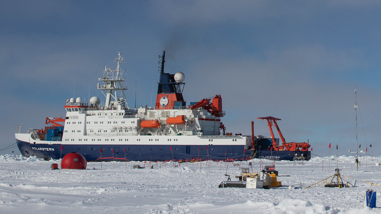 Die "Polarstern" ist derzeit auf einer einmaligen Expedition mit dem Namen "Mosaic" unterwegs: Ein Jahr driftet sie durch die zentrale Arktis, ohne eigenen Antrieb, angedockt an einer riesigen Eisscholle. 