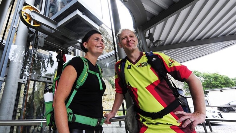 „Echt cool, dass das Ding hier dran ist.“ Jacqueline und Nico Roßkopp (beide 43) aus Zeulenroda im Thüringer Vogtland hat die Fahrt mit dem gläsernen Aufzug Spaß gemacht. A