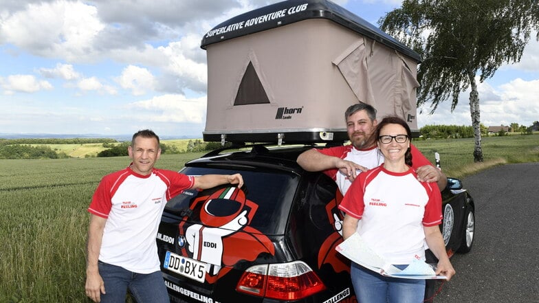Rallye zum Nordkap: Alex Weber von Challengefeeling Freital mit Ronny Starke und Madeleine Graf am Auto. Das Paar will auf ihrer Tour Spenden sammeln.