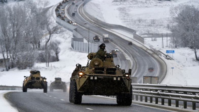 Ein Konvoi gepanzerter russischer Fahrzeuge bewegt sich über eine Autobahn auf der Krim. Russland Truppen mit Panzern und anderen schweren Waffen in der Nähe der Ukraine zusammengezogen.