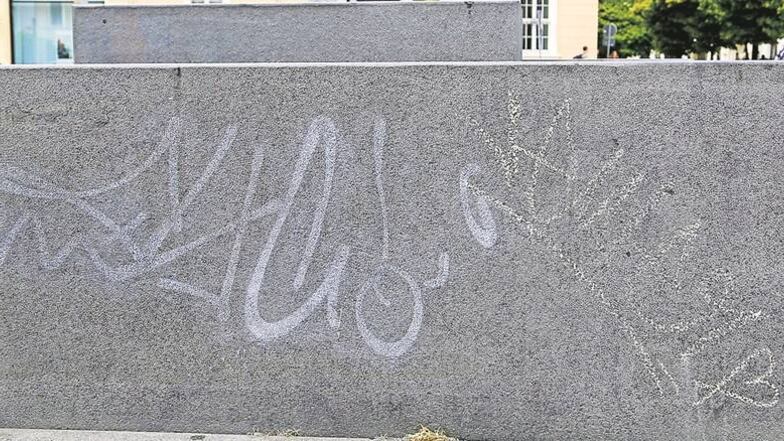 Illegale Graffiti gibt es überall in der Stadt, wie hier am Kaltenbachhaus auf dem Otto-Buchwitz-Platz, auf der Steinstraße, an den Steinquadern am Marienplatz und auf dem Demianiplatz (im Uhrzeigersinn). EinigeSchmiereien wie die am Kaltenbachhaus wurden