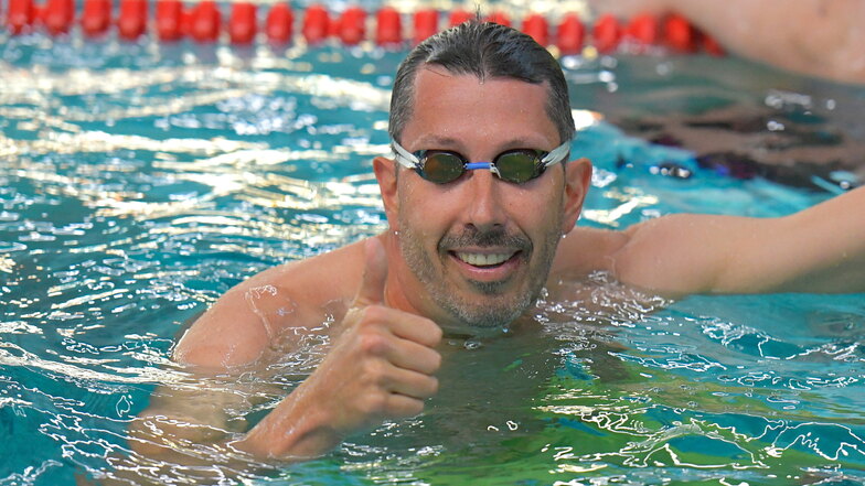 Daumen hoch für einen neuen Deutschen Rekord in der Altersklasse 45. Der Chemnitzer Stev Theloke schwimmt in Dresden der Konkurrenz davon.
