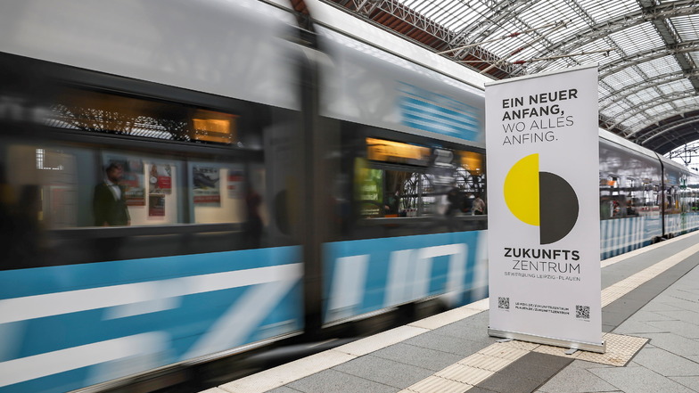 Ein so genannter Zukunftszug fährt in den Leipziger Hauptbahnhof ein. Der Zug ist Teil der Bewerbung der beiden Städte Leipzig und Plauen um das "Zukunftszentrum" zur Deutschen Einheit.