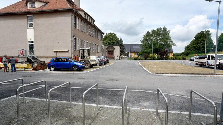 Der neue Wanderparkplatz an der alten Schule in Obercunnersdorf hat Platz für 45 Autos und ein Wohnmobil.