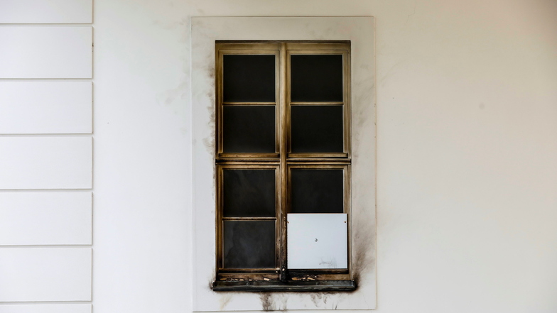 Am Fenster im Durchgang zwischen den Gebäudeteilen der Zinzendorfschulen sind die Spuren des Brandanschlages nicht zu übersehen.