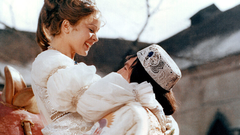 Endlich kann der Prinz (Pavel Travnicek) sein Aschenbrödel (Libuse Safrankova) in die Arme schließen - Szene des Märchenfilms "Drei Haselnüsse für Aschenbrödel".