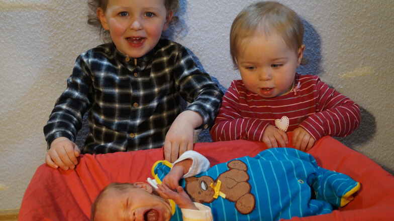 Jonathan Geboren am 5. März
Geburtsort Görlitz
Gewicht 2.460 Gramm
Größe 48 Zentimeter
Eltern Lisa und Tobias Ehme Geschwister  Manuel und Lydia Wohnort Görlitz 
