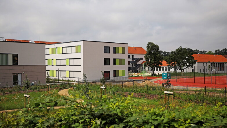 Ein Blick von der Rückseite auf den neugestalteten Schulkomplex der Oberschule Am Merzdorfer Park.