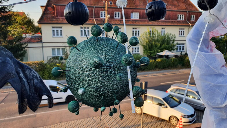 Corona-Viren als Lampions zieren die Terrasse an der Boltenhagener Straße 89 in Klotzsche.