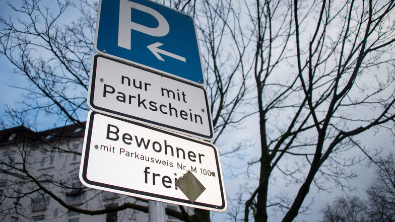 Um den ÖPNV in Dresden zu finanzieren, sollen die Kosten für Bewohnerparkausweise deutlich steigen.