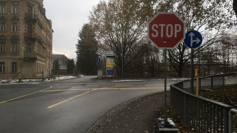 Das provisorisch aufgestellte Stopp-Schild an der Einmündung der August-Bebel-Straße in die Äußere Bautzner Straße.