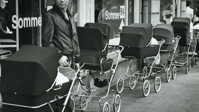 Fotos gehören auch zur neuen Ausstellung. An die „sozialistische Wartegemeinschaft“, wie DDR-Schlangen genannt wurden, erinnern sich viele. 1984 standen erfreulich viele Kinderwagen vor Läden am Postplatz.