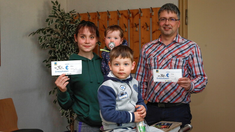 Die Ukrainerin Katerina Kolodka, ihre Kinder und Bürgermeister Cornelius Stempel danken dem Kulturverein Oderwitz und seinen Helfern für die Veranstaltung, von deren Erlös Gutscheine für Flüchtlingshilfe übergeben wurden.