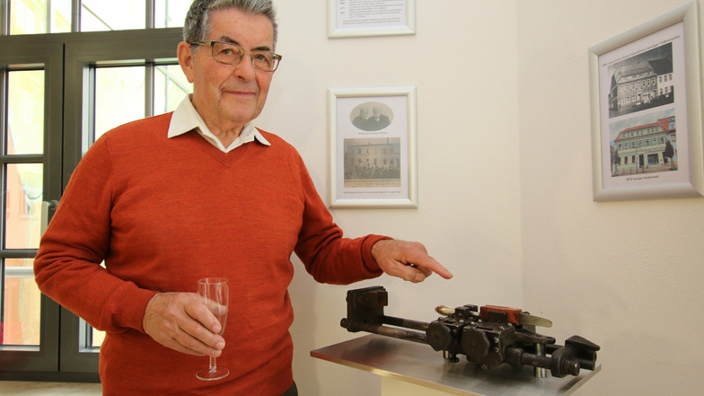 Christian Günther, Urenkel von Richard Köberlin, zeigt einen sogenannten Richtfix in der Ausstellung. Mit ihm wurden Messerklingen in Griffe eingesetzt. Günther war der letzte Betriebsleiter der Firma.
