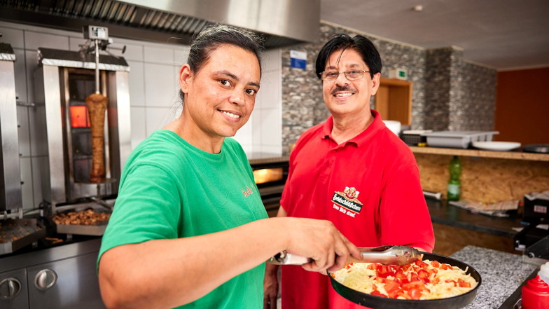 Sie zeigt, wie die Pizza aussehen muss: Chefin Alexandra da Silva Celio und Ahmed Imtiaz.