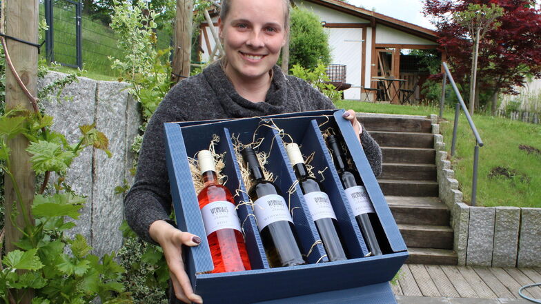 Vier Mal Wein aus Putzkauer Trauben: Nicola Groß freut sich über die Kollektion aus dem eigenen Weinhaus.