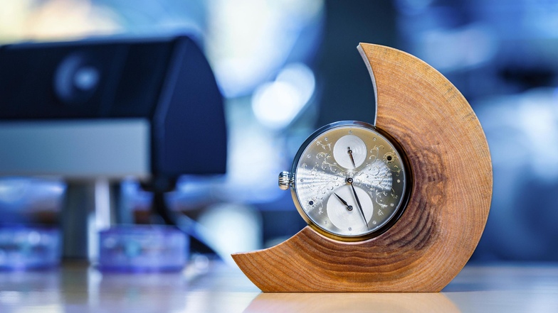 Das ist das Meisterwerk von Steffen Heerklotz: Er konstruierte eine Uhr, auf deren Zifferblatt die Anzeigen von Sekunde, Minute und Stunde räumlich voneinander getrennt sind.