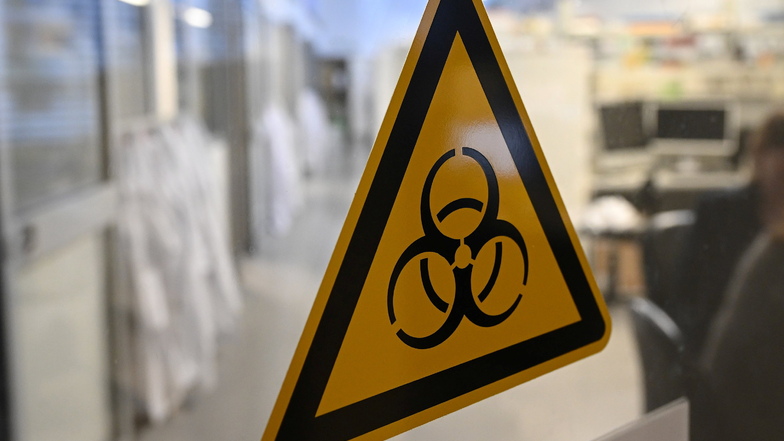 Das Biohazard-Symbol am Eingang zum Labor im Institut für Medizinische Immunologie an der Charité: Auch hier kämpft man gegen Krankheiten - und mit hohen regulatorischen Anforderungen.