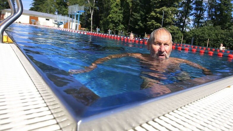 Es sei ein wahrer Genuss, in dem sanierten Teichwiesenbad zu schwimmen, findet der 79-jährige Ottendorfer Hans Herklotz, der seit der Eröffnung fast jeden Tag dort mit seiner Frau schwimmen geht und zu den Stammgästen des Freibades gehört.