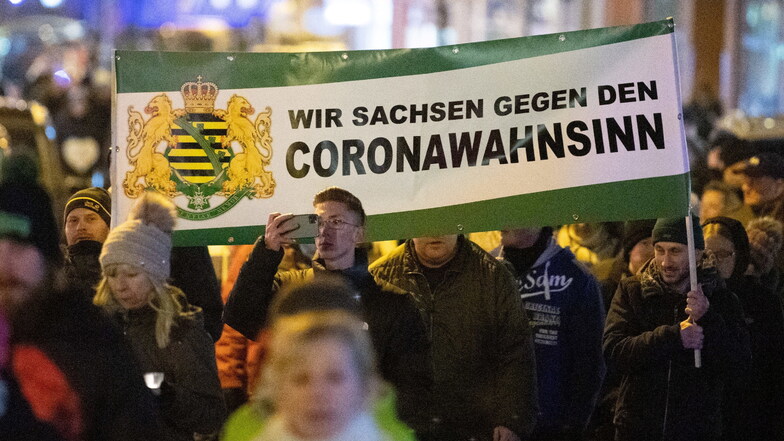 Die Corona-"Spaziergänger" seien für Rechtsextremisten ein Mittel zum Zweck, sagt der Präsident des sächsischen Verfassungsschutzes.