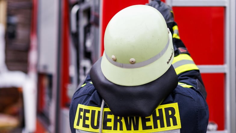 Weiträumige Sperrung: Spezialkräfte der Dresdner Feuerwehr.