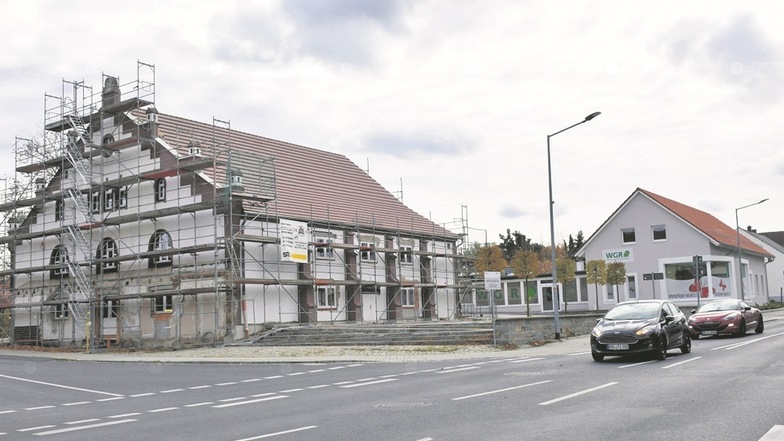 Das Ensemble von Kinocafé und Mehrgenerationenhaus am Lausitzeck in Rietschen soll nach der Fertigstellung in einem einheitlichen Farbton erstrahlen.