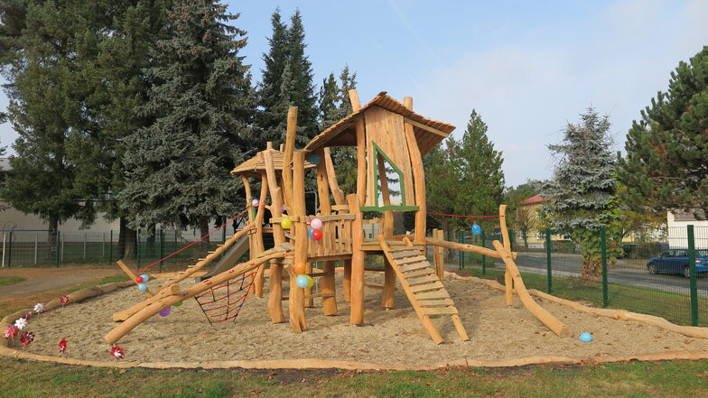 Arnsdorfer Holzgestalter bauen Spielplatz in Niesky