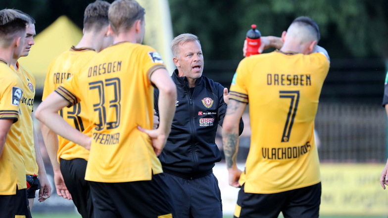 Nicht zufrieden: Dynamo-Trainer Markus Anfang bei seiner Halbzeitansprache in Auerbach.