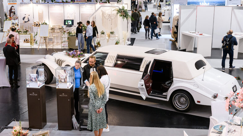 Eine Fahrt ins Glück: Stilvolle Hochzeitsautos präsentieren sich auf der JAwort Hochzeitsmesse 2024, ganz nach dem Motto "auf dem Weg in eine gemeinsame Zukunft voller Liebe und Abenteuer".