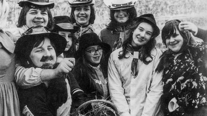 Beim Jugendzampern 1975 ist Christina Wolsch (rechts) mit ihren Freunden durch das Dorf gezogen.