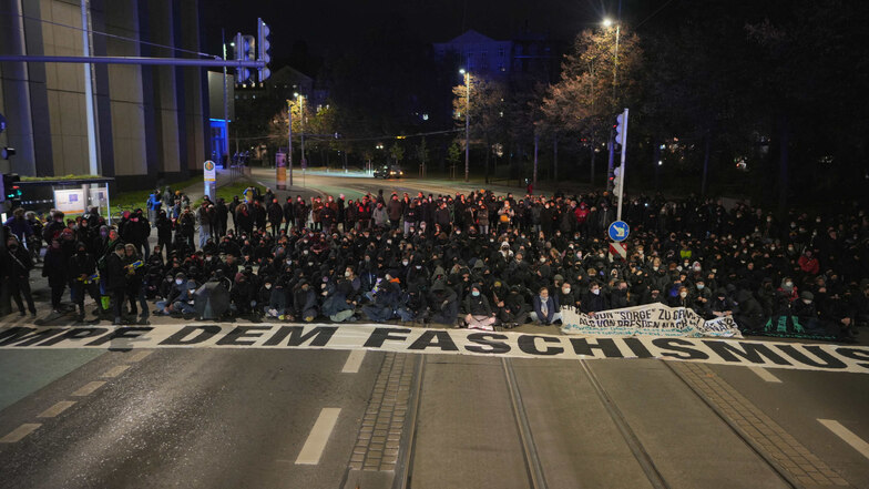 Mehrere Hundert Menschen haben auf dem Leipziger Stadtring eine Sitzblockade gebildet und somit den Protestzug von Querdenken gestoppt.