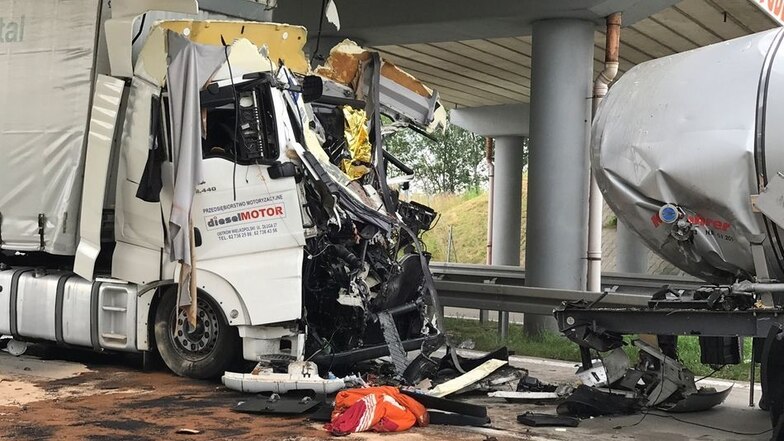 Der Unfall auf der Autobahn bei Zgorzelec. Die völlig zerstörte Fahrerkabine vermittelt einen Eindruck von der Kraft, die bei dem Zusammenprall gewirkt hat.