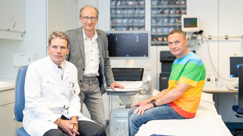 Patient Maik Friedrich (rechts) mit seinen Operateuren Professor Jürgen Weitz (links) vom Uniklinikum Dresden und Professor Steffen Pistorius von der Asklepios Klinik Radeberg.