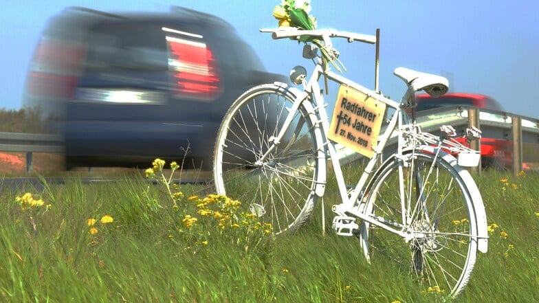 An das verstorbene Unfallopfer auf der S 81 bei Moritzburg erinnert ein weißes Fahrrad.