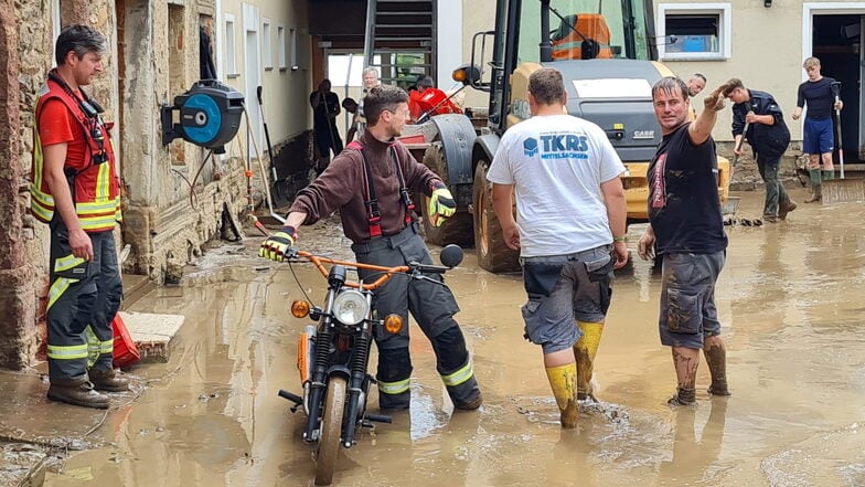 Viele Helfer haben die Inhaber und Mitarbeiter des Cateringservices Wagner in Hartha unterstützt, nachdem der Vierseithof, auf dem sich mehrere Firmen befinden, überflutet wurde.