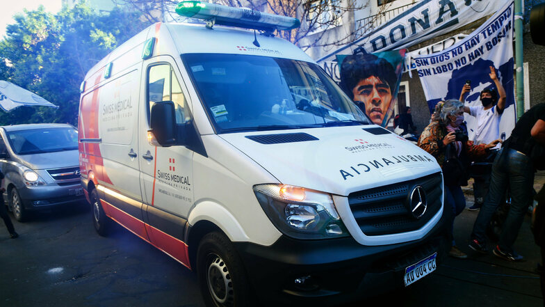 Ein Krankenwagen transportiert den ehemaligen Fußballstar Diego Maradona in ein Krankenhaus in Olivos nördlich von Buenos Aires.