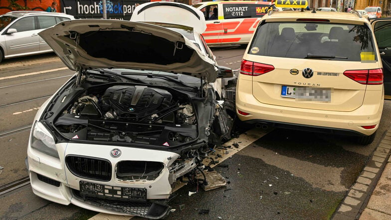 Sportwagen-Fahrer verursacht schweren Unfall in Leipzig