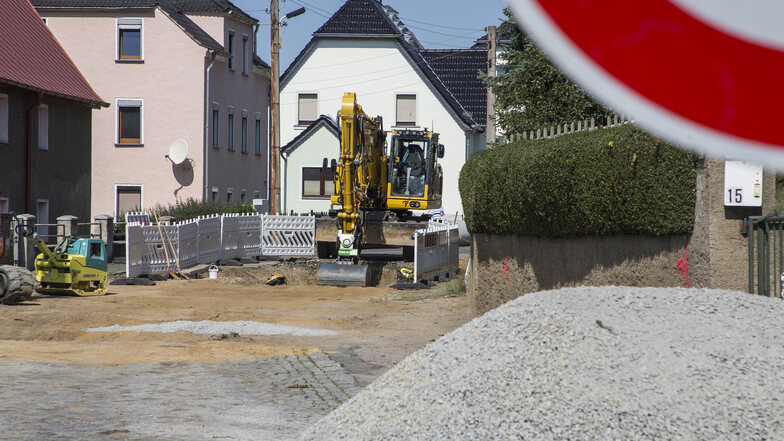 Seit etwas mehr als einer Woche wird die Nickritzer Hauptverkehrsader gebaut. Bis Ende 2020 sollen die Arbeiten an der Auenwaldstraße dauern.