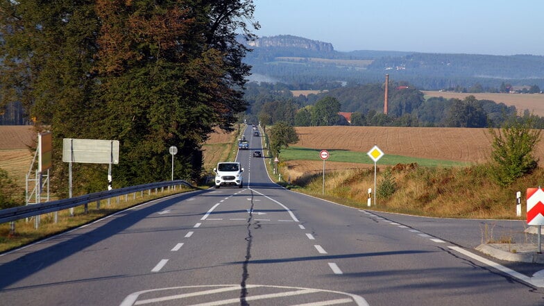 Staatsstraße S154 von Altendorf in Richtung Bad Schandau: Piktogramme und Displays sollen hier auf Radfahrer hinweisen. Das Tempo wird reduziert.