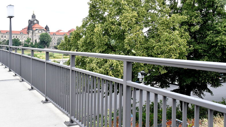 Der elbaufwärts liegende Brückenzug hat ein erhöhtes Geländer erhalten, weil die Brücke zum Zeitpunkt der Sanierung noch nicht unter Denkmalschutz stand.